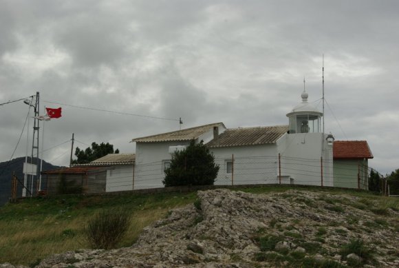 Amasra deniz feneri. Köprü ile bağlanan yarımadanın en yüksek yerinde gemilere limanı tarif ediyor.