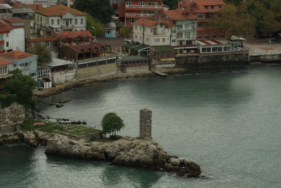 Batı limanındaki eski fener.