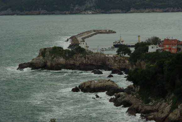 Yeni liman girişi. Buranın arkasında deniz hemen her zaman sütliman. Yaz aylarında plajı güney sahilleri kadar kalabalık.