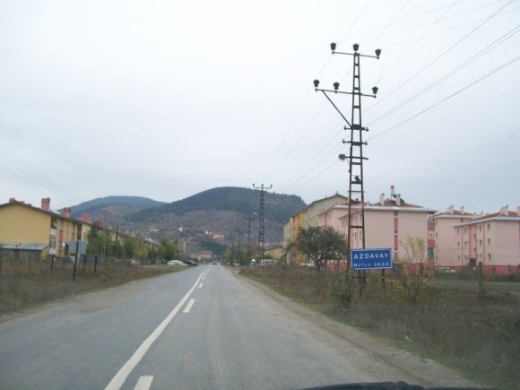 İlçeden Pınarbaşına giden yol.