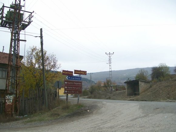 Azdavay girişindeki kavşakta yol tabelaları.