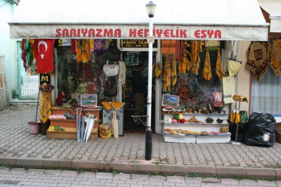 Sarı yazma, Cide'nin taş baskı, özgün motifli bir başörtüsü. Ayrıca Cide' de doğan Rıfat Ilgaz adına aynı isimle her yıl Temmuz