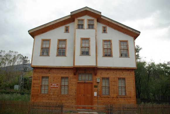 Rıfat Ilgaz kültür evi ve müzesi. Aynı zamanda Cide'in eski ev mimarisini de yaşatmakta.