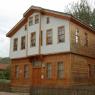 Rıfat Ilgaz kültür evi ve müzesi. Şehrin sahile inen ana caddesi üzerinde.