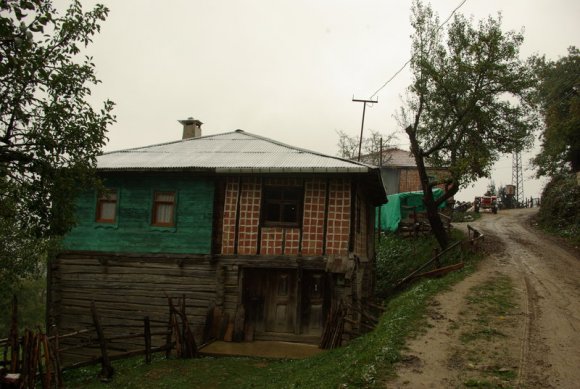 Zamana ayak uydurmak zorunda kalınıp, ahşabı tuğla ile karışan evlerden biri.