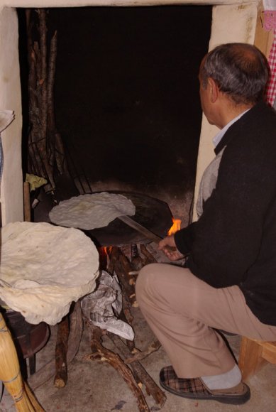 Yufkalar ocakta sac üstünde önlü arkalı pişirilir.