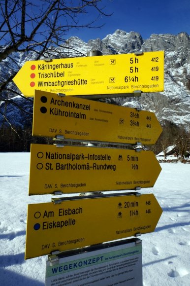 Konigssee Gölü'ndeki tekne turu St. Bartholomä Kilisesi önünde bitiyor. Dönüş için istediğiniz saatteki tekneye binebilirsiniz. Tekneden indikten sonra yürüyüş rotaları var.