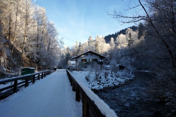 Kahvaltıdan sonra Berchtesgaden'den Konigssee Gölü'ne giden yaya yolunda yürümeye başladık.