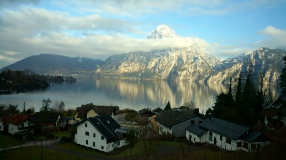 Hallstatt'a doğru trenle giderken yolda Traunsee Gölü üzerinden geçtik.