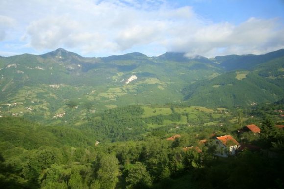 Ertesi gün(1 Haziran Cuma) sabah erken saatlerde Mostar'a giden trene bindik. Yol boyunca bizi nefis manzaralar bekliyor...