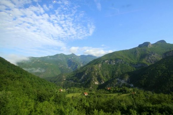 Trenden gözüken nefis Balkan manzaralarından biri.