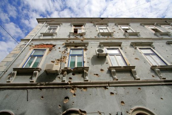 Mostar'da savasin izleri bazi binalarda çok belirgin olarak göze çarpiyor.