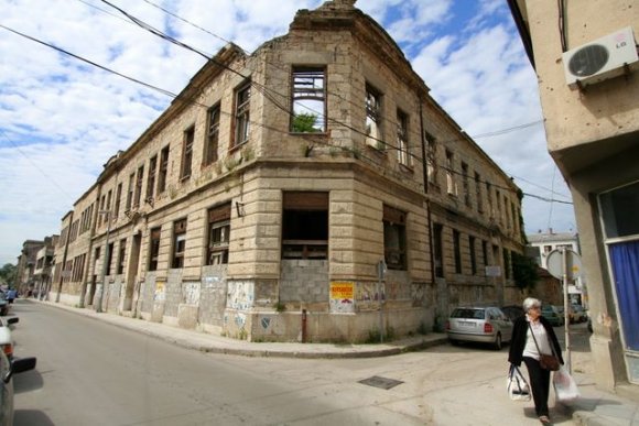 Mostar'da savaştan kalan izlerin arasında insanlar günlük yaşamlarına devam ediyor.