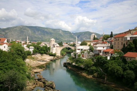 Yolda giderken Mostar Köprüsünü geçmisiz. Iyi ki geçmisiz ki Mostar Köprüsünün nefis görüntüleri ile karşılaşıyoruz.