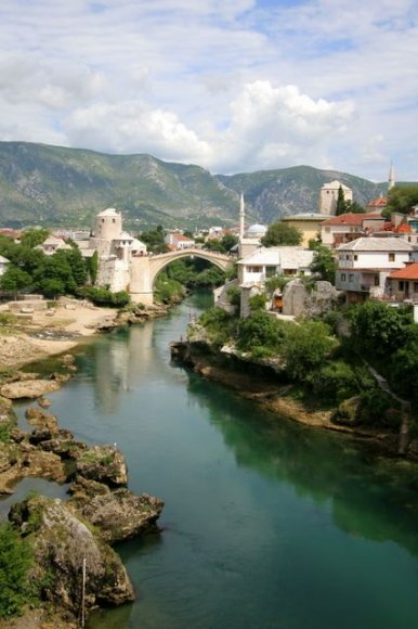 Mostar Köprüsü Neretva Nehri üzerinde kurulu. Mimar Sinan'ın öğrencisi Mimar Hayreddin tarafından 1566 yılında inşa edilmiş. Sav