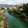 Neretva Nehri ve üzerinde Mostar Köprüsü
