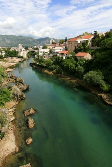 Neretva Nehri ve üzerinde Mostar Köprüsü