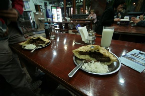 Dışarıda sağlam yağmur yağıyor. Açlığımızı gidermek üzere bir cevapcici'ye gidiyoruz. Cevapcici bir pide arasına konmuş köfteler