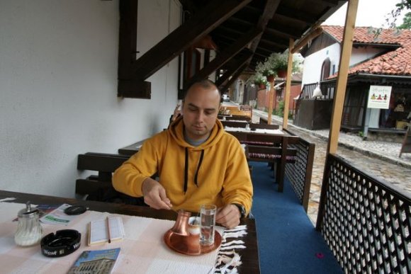 Murat ben kahve rituelini gerçeklerken fotoğrafımı çekiyor.