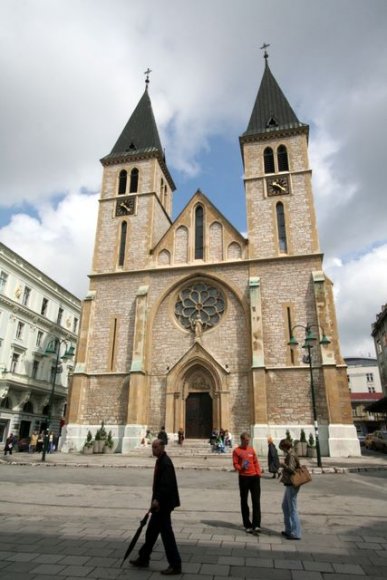 Cathedral of Jesus's Sacret. 1889 da noe-gothic tarzda inşa edilmiş katedral.