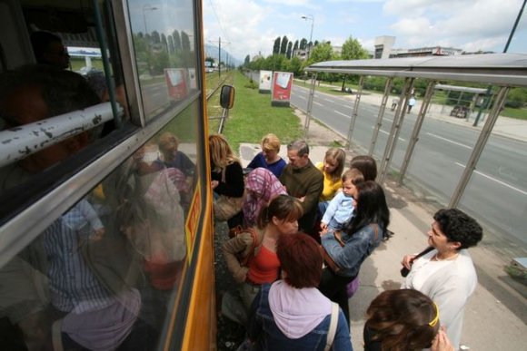 Tramvaya binmeye çalışan kalabalık.