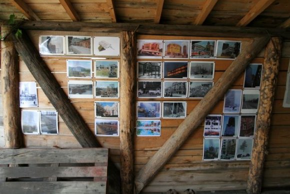 Saraybosna tünelinde kuşatma sırasında çekilmiş fotograflar sergileniyor.