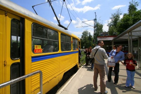 Az sonra Murat tramvaya binmek için hamlesini yapacak :)