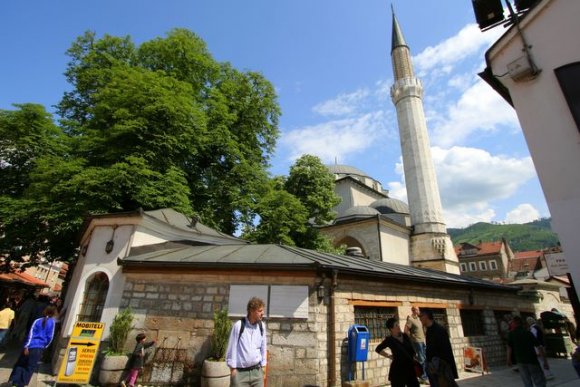 Gazi Hüsrev Bey Camii. Bu cami Bosna Hersek'teki en önemli camidir. 1531 de Bosna bölgesinin yöneticisi Gazi Hüsrev Bey tarafınd