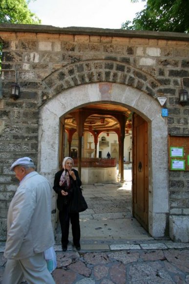 Gazi Hüsrev Bey Camii girişi