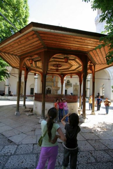 Gazi Hüsrev Bey Camii girişinde fotoğraf çektirin kızlar