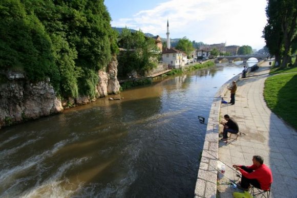 Miljacka nehrinde balık tutan insanlar