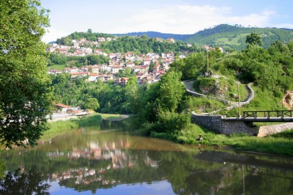 Miljacka nehri boyunca şehre hakim tepeye çıkmak için yürüdük. Nehir boyunca güzel manzaralar var.