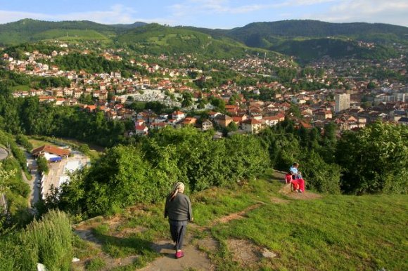 Tepeye doğru çıktıkça hakim bir manzara karşılıyor bizi.