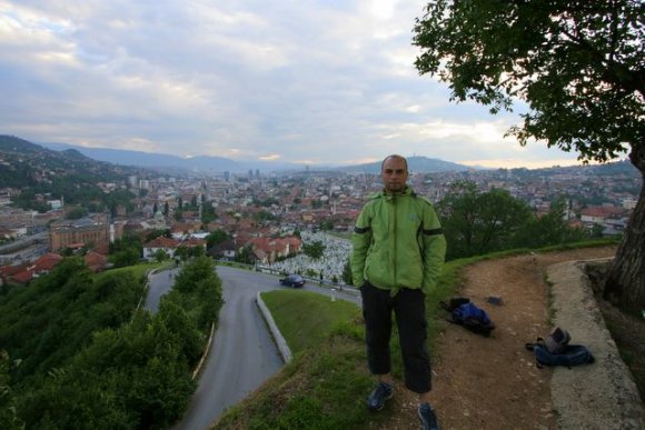 Murat şehre nazır bir fotografımı çekiyor. Hava biraz kapadı.