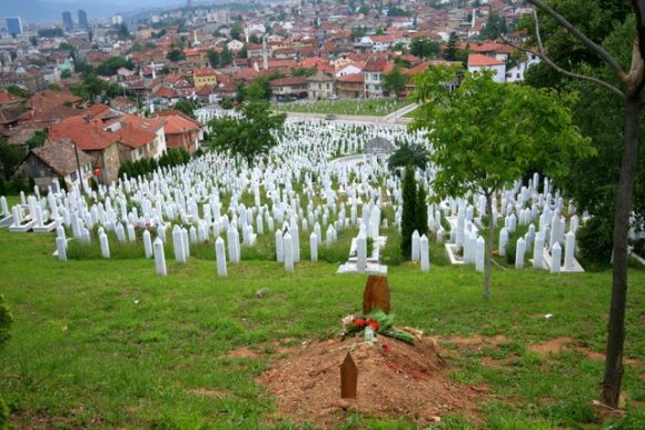 Tepeden inerken savaşta ölenlerin gömüldüğü bir mezarlıktan geçiyoruz.