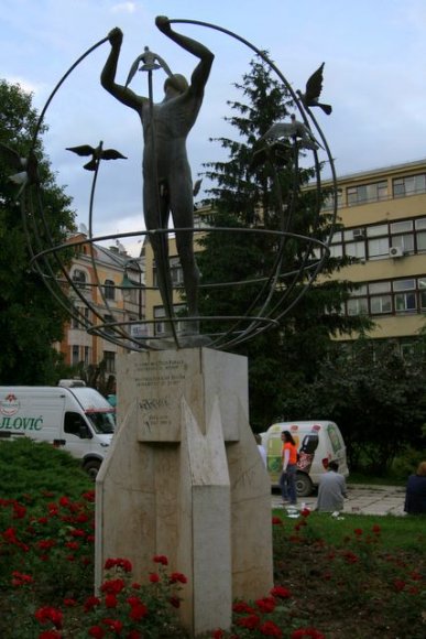 Şehrin parklarından birinde çok hoşuma giden bir heykel.