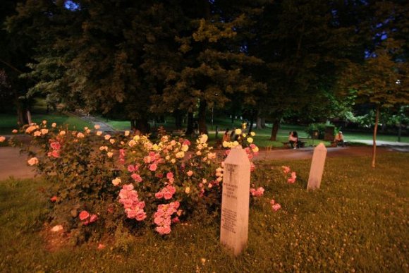 Gece bir parkin kenarindan geçiyoruz. 2 tane mezar tasi göze çarpiyor. Ölüm tarihleri 1993: Kusatma zamaninda ölmüsler.