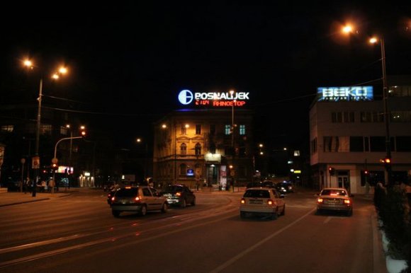 Gece gezerken büyük bir Beko reklami gördüm. Sehirde en fazla gördümüz banka da Ziraat Bankasi idi. Epey bir yerde subesine rast