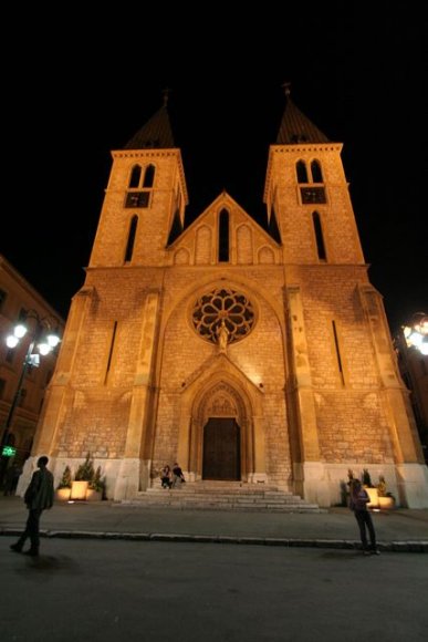 Cathedral of Jesus' Sacred Heart. Sehrin en islek caddelerinden biri üzerinde bulunan bu kathedral gözlemledigim kadari ile ayni