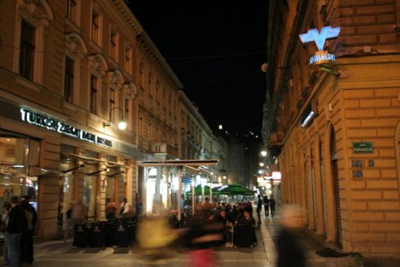 En islek caddelerden birinde gece hayati. Solda Ziraat bankasi görülebilir.