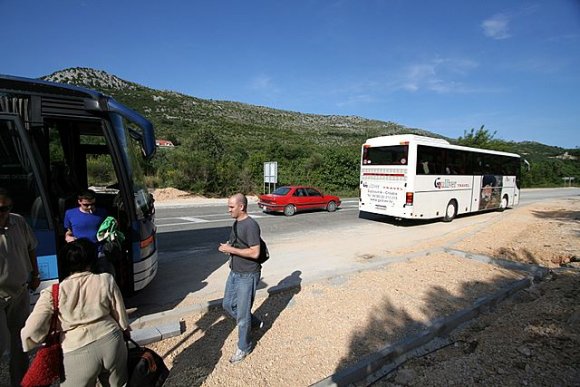 Mostar'dan Dubrovnik'e giderken otobüs terminalinde yaklaşık 1.5 2 saat bekledikten sonra minubusle yola koyulduk. Sonradan öğre