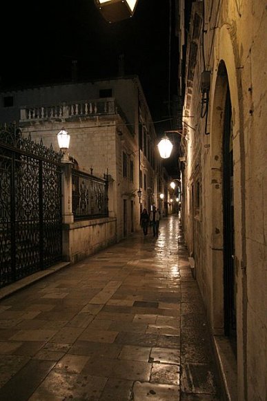 Dubrovnik'te indikten sonra Eski Şehir (Old Town) denen yere yakın bir yere yerleştik. Gece yemek yemek için eski şehire indik.