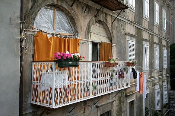 Dubrovnik eski şehirdeki evlerden birinin balkonu.