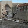 Dubrovnik limanından havalanan bir kuş.