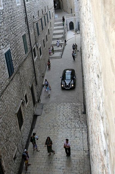 Dubrovnik eski şehirin içinde gördüğüm ilk ve tek araba...