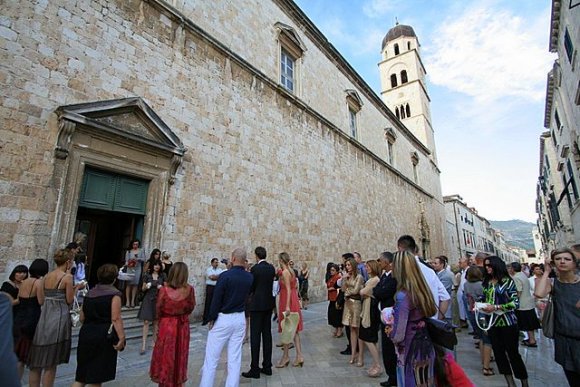 Franciscan Manastırı önünde düğün