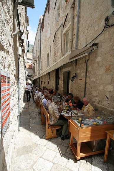 Dubrovnik eski şehirde öğle yemeği