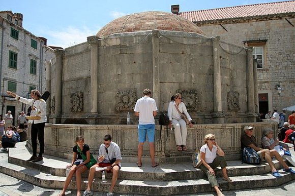 Onofrio Çesmesi (Onofrio Fountain). 1438'de sehre su saglamak için kurulmus çesme.