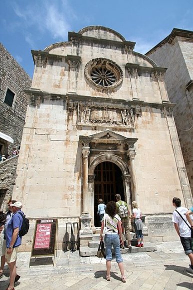 Dubrovnik eski şehirde St Saviour Kilisesi. 1520 ve 1528 yılları arasında  kurulmuş. 1667 de olan depremden ayakta kalan ender b