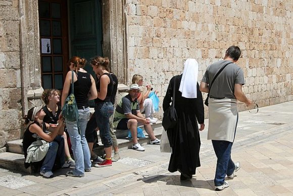 Franciscan Manastırı önünde oturan çocuklar ve rahibe.